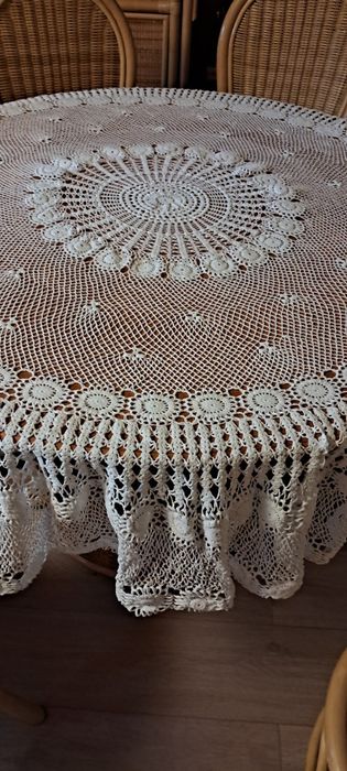 Szydełkowy obrus duży