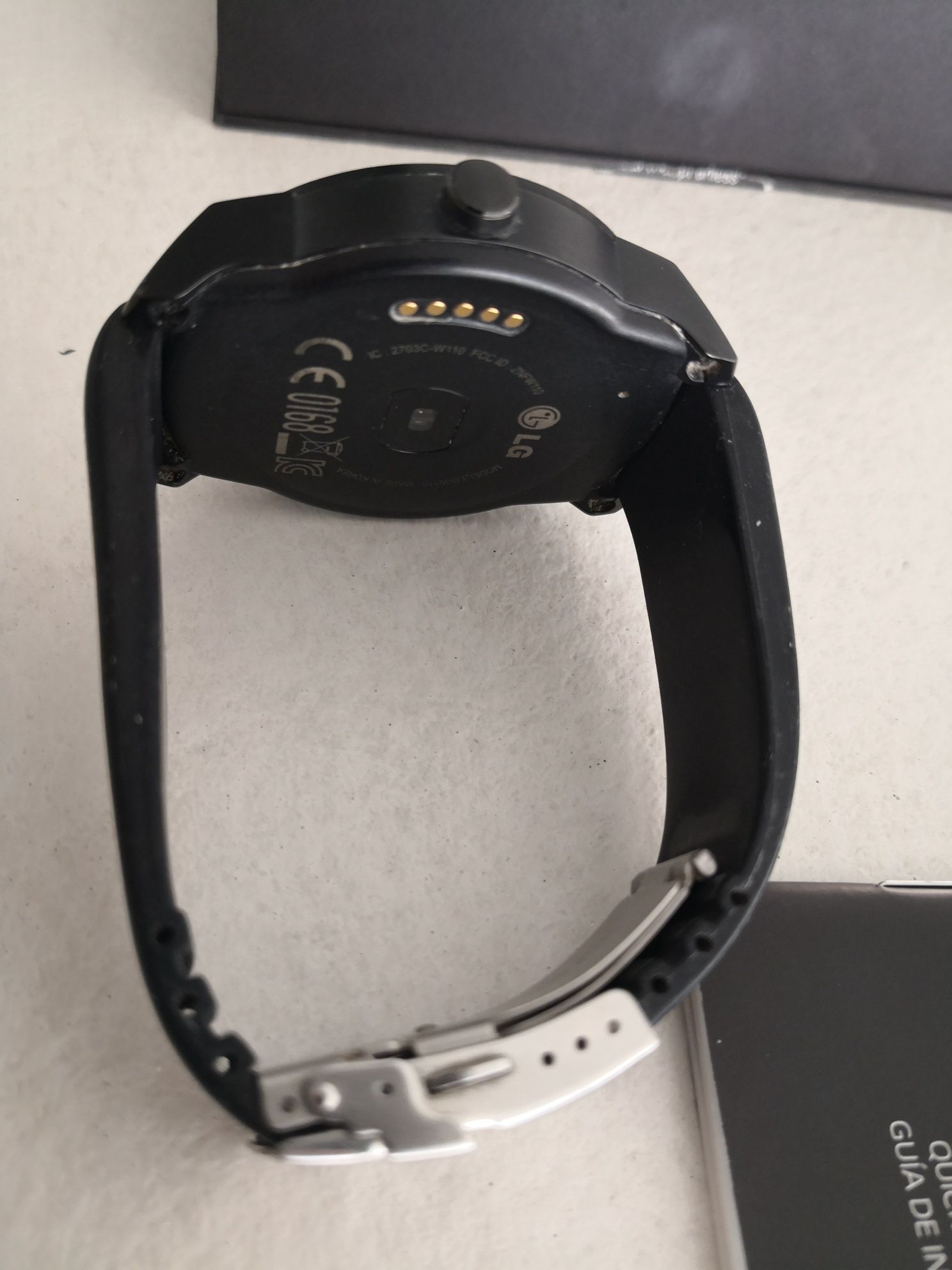 LG G Watch R смарт-годинник