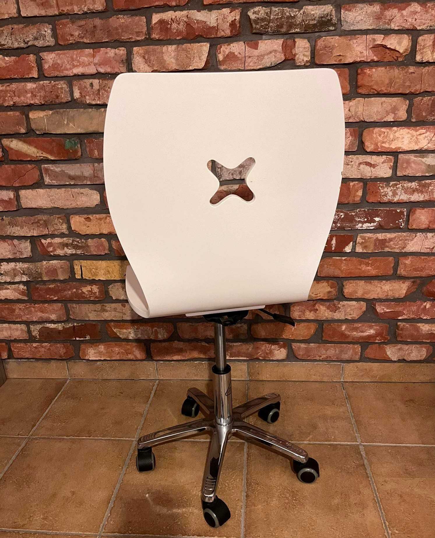 Krzesło obrotowe białe ze sklejki na kółkach