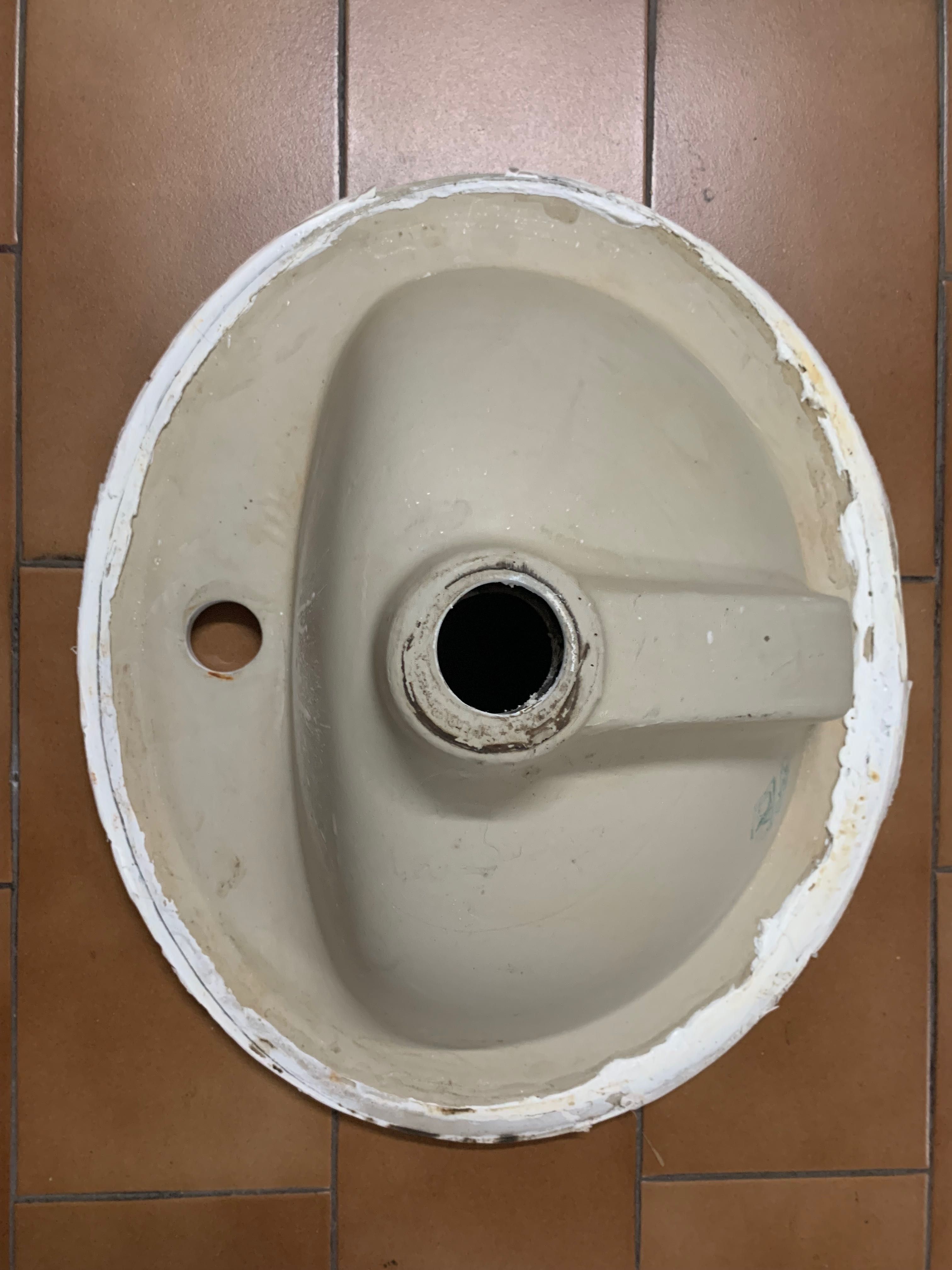 Lavatório branco com torneira