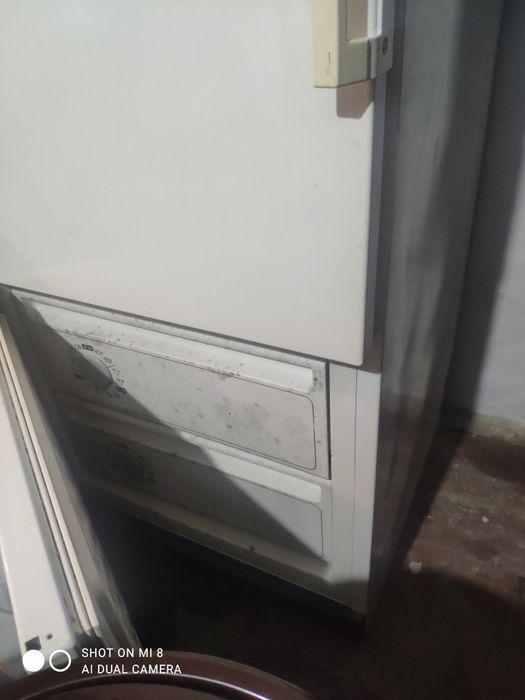 Холодильник з морозильною камерою в хорошому стані , робочий