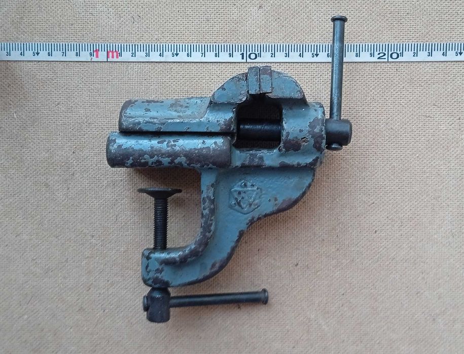 Тиски СССР Лещата СРСР  Тески советские Тиса с наковальней Чугун