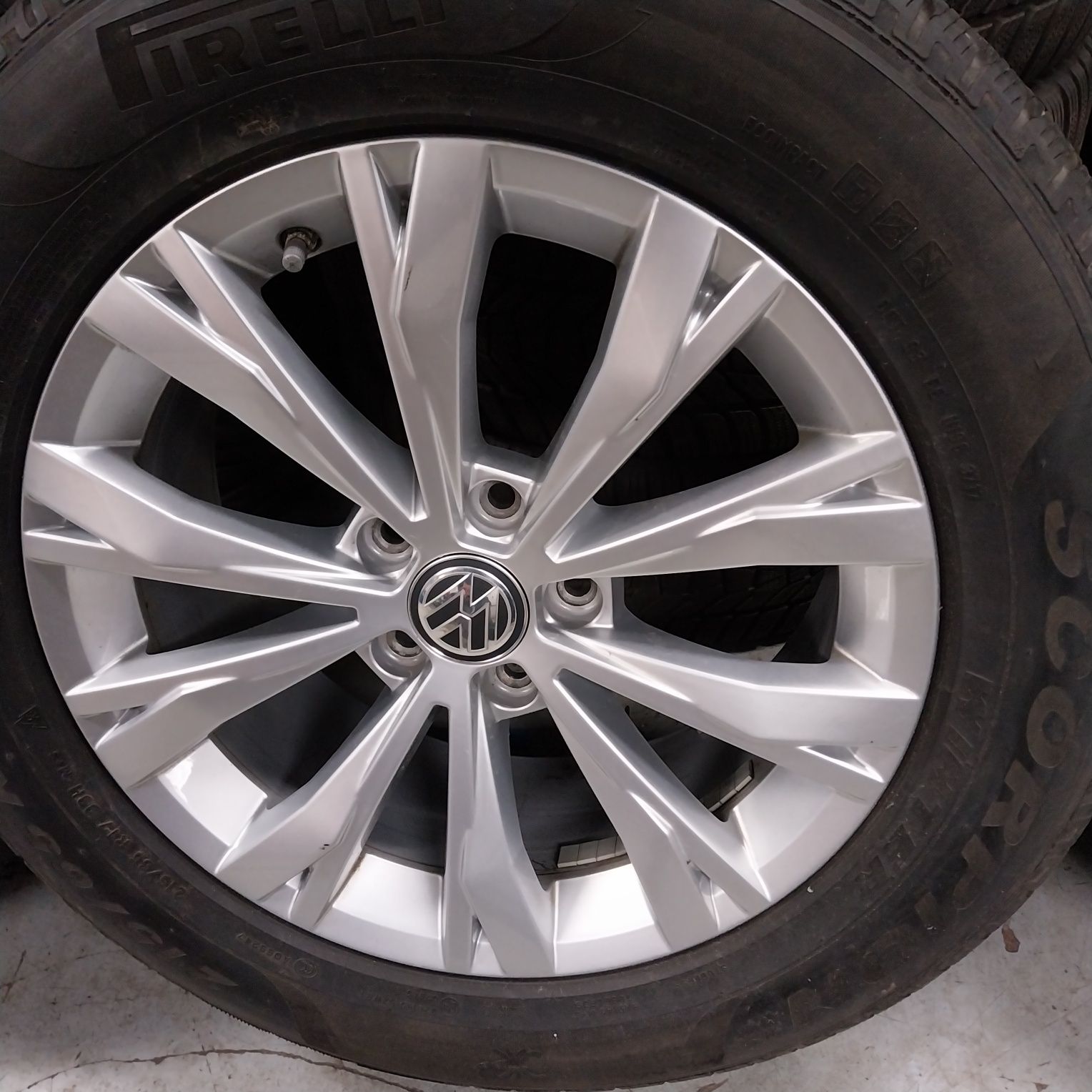 Całe Koła Zimowe VW Tiguan R17 5x112 7J ET 40