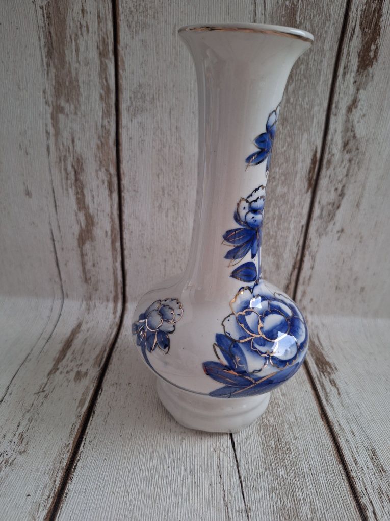 Elegancki wazon biała porcelana, ręcznie zdobiona kobaltowymi kwiatami