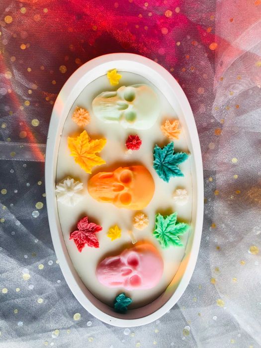 Świeca, świeczka w owalnym gipsowym pojemniku - halloweenowe czaszki