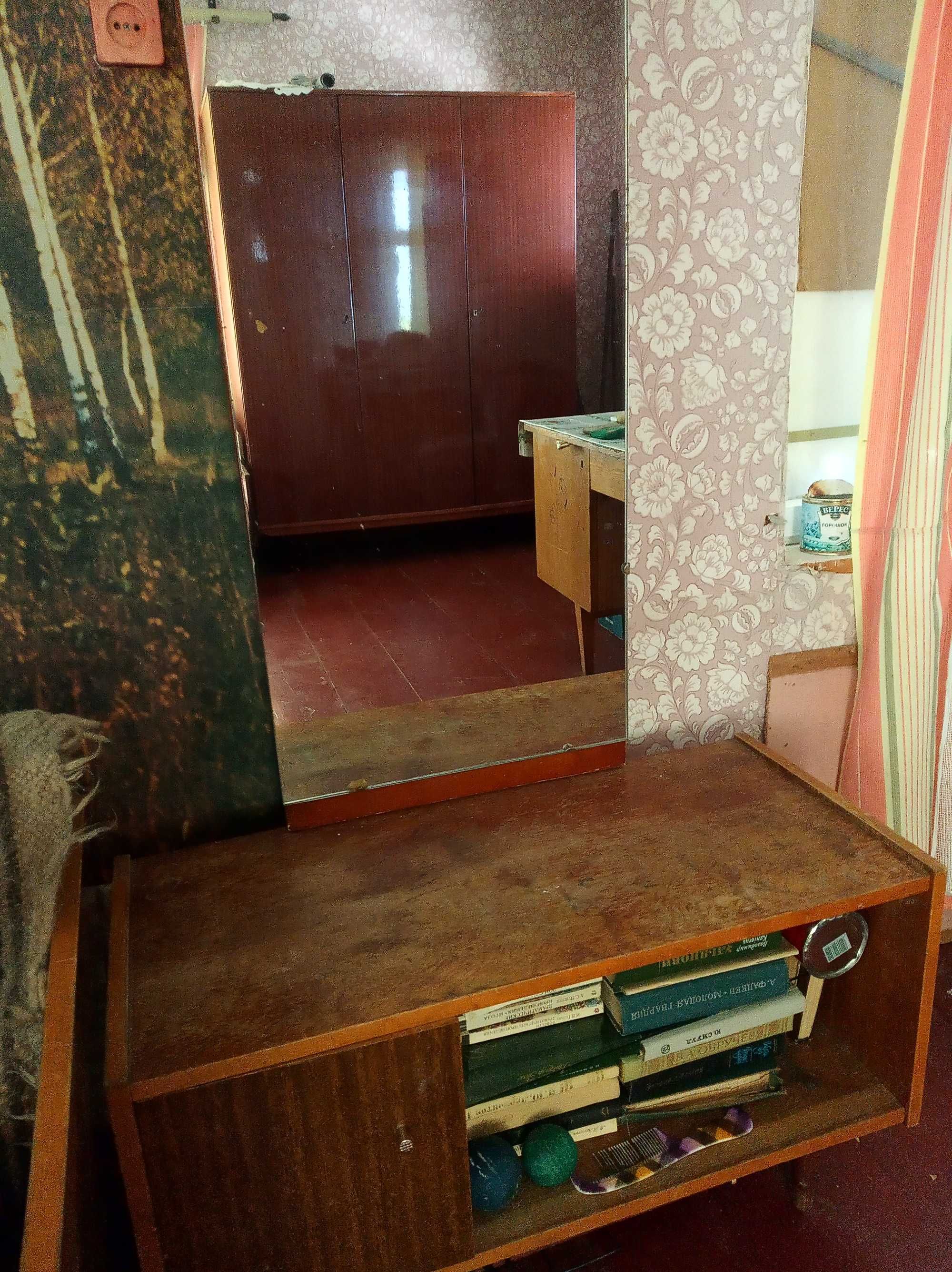 Стол обеденный большой и поменьше СССР,журнальный стол,трюмо