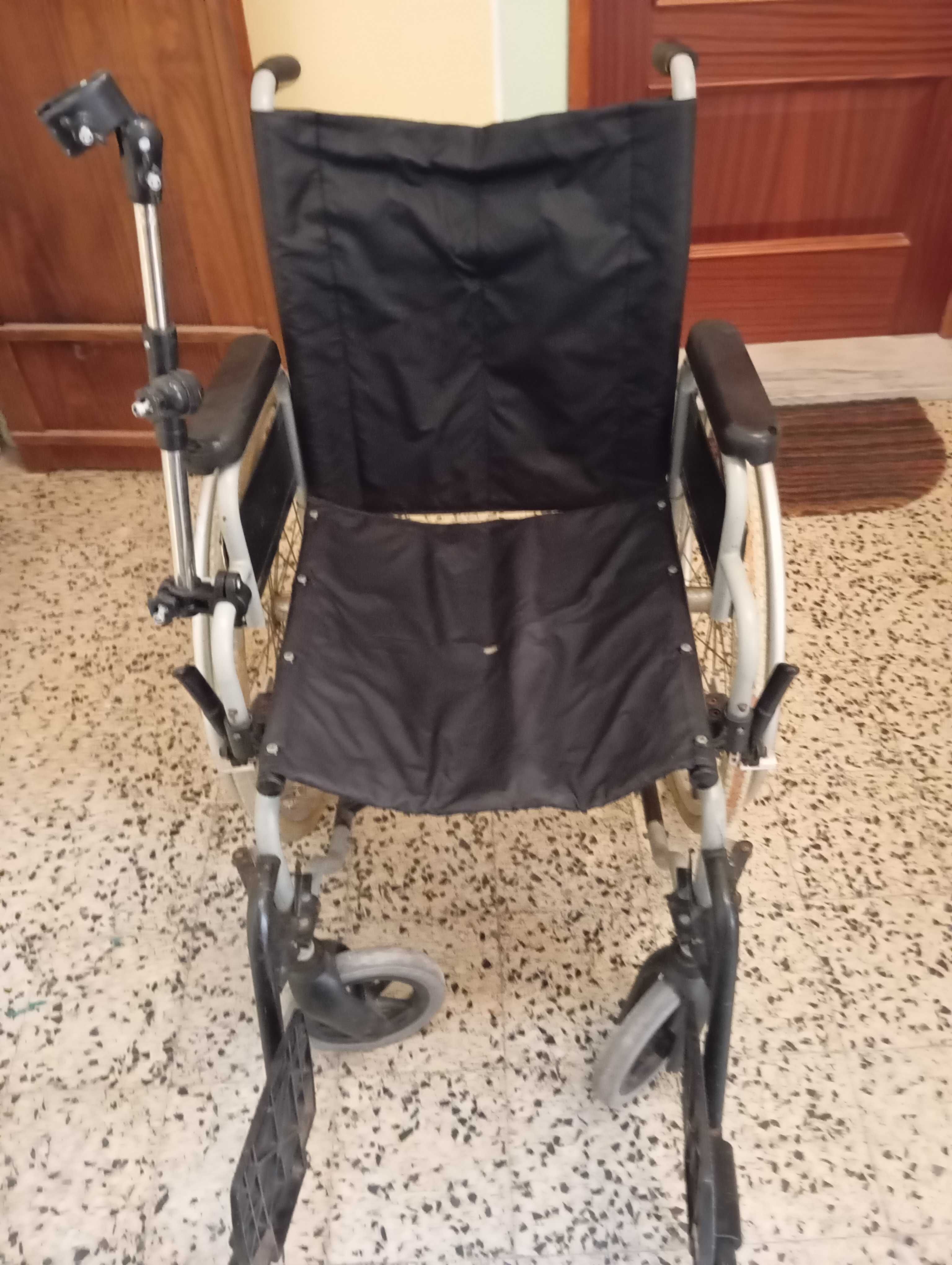 Cadeira de rodas com braço  para sombrinha