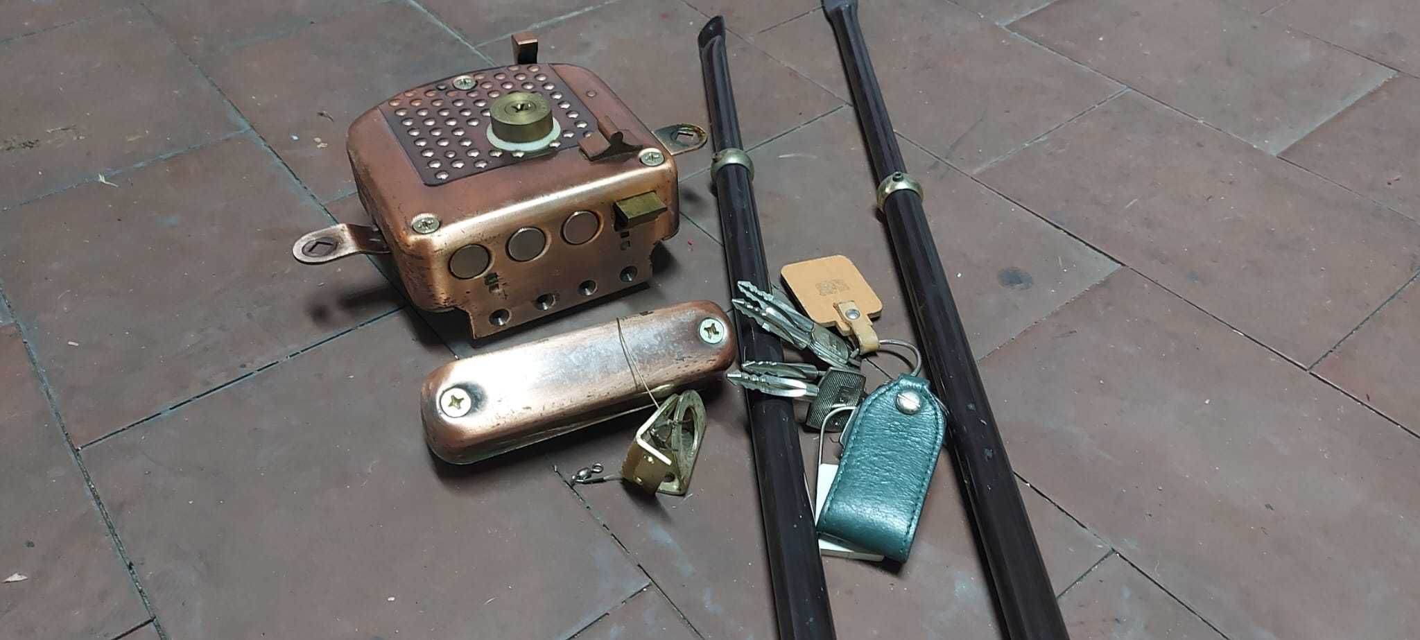 Fechadura de sobrepor com fecho triplo (porta de entrada)