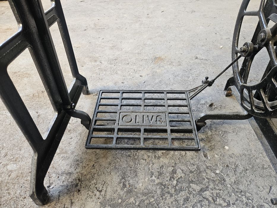 Mesa antiga, pés de maquina de costura e pedra marmore