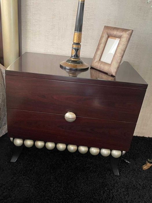 Cama de casal com cabeceira estofada e mesas de cabeceira incluídas