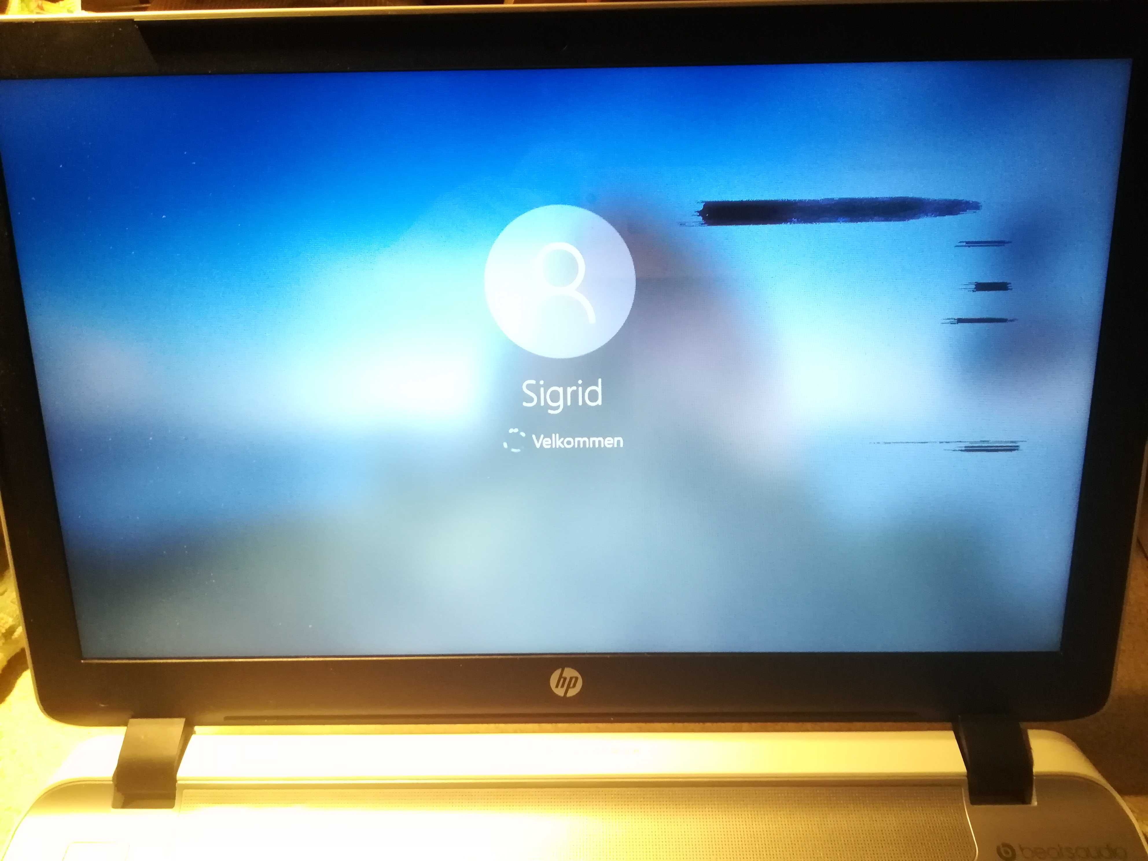 Laptop HP Pavilion 15,6"AMD A8-8GB-1TB-Win10-stan BDB