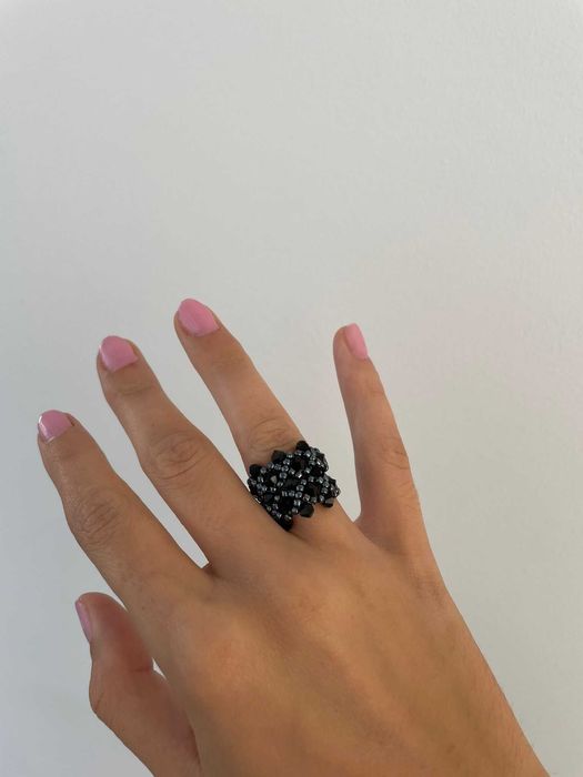 Anel largo preto missangas