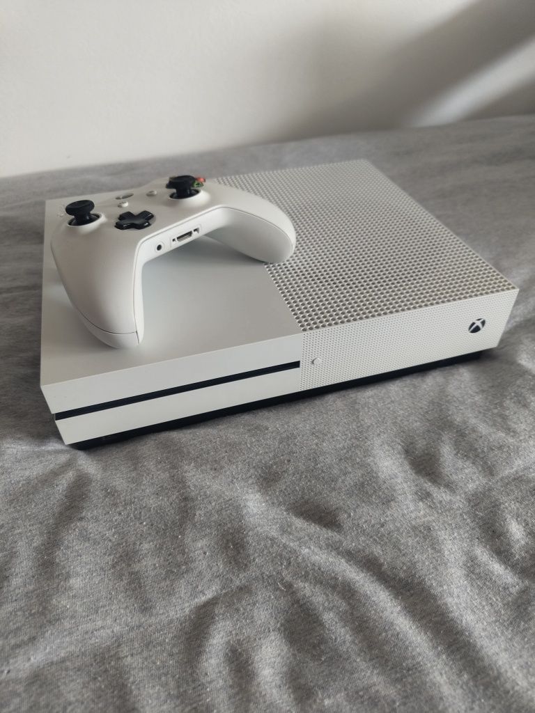 Xbox One S 1 Tb + 1 comando original