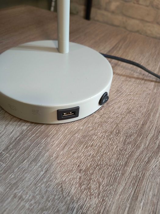 Lampka biurkowa z portem USB – mało używana
