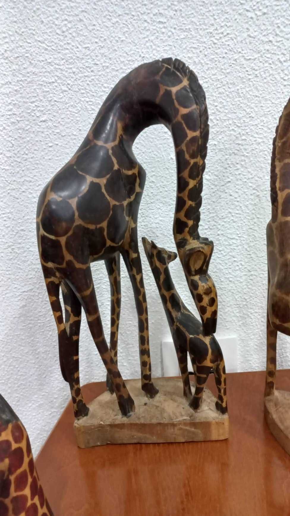 Conjunto de figuras girafas em Madeira