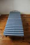 Cama de solteiro dobrável e com rodas