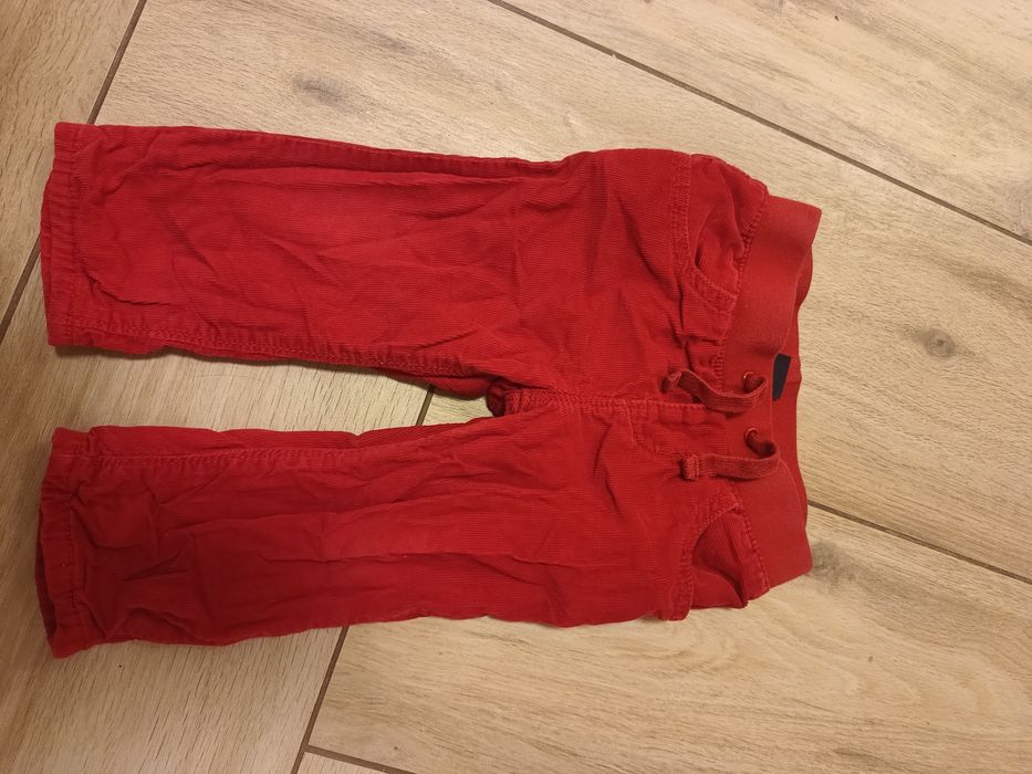 Czerwone sztruksowe spodnie na gumkę dla niemowlaka unisex BabyGap 12-
