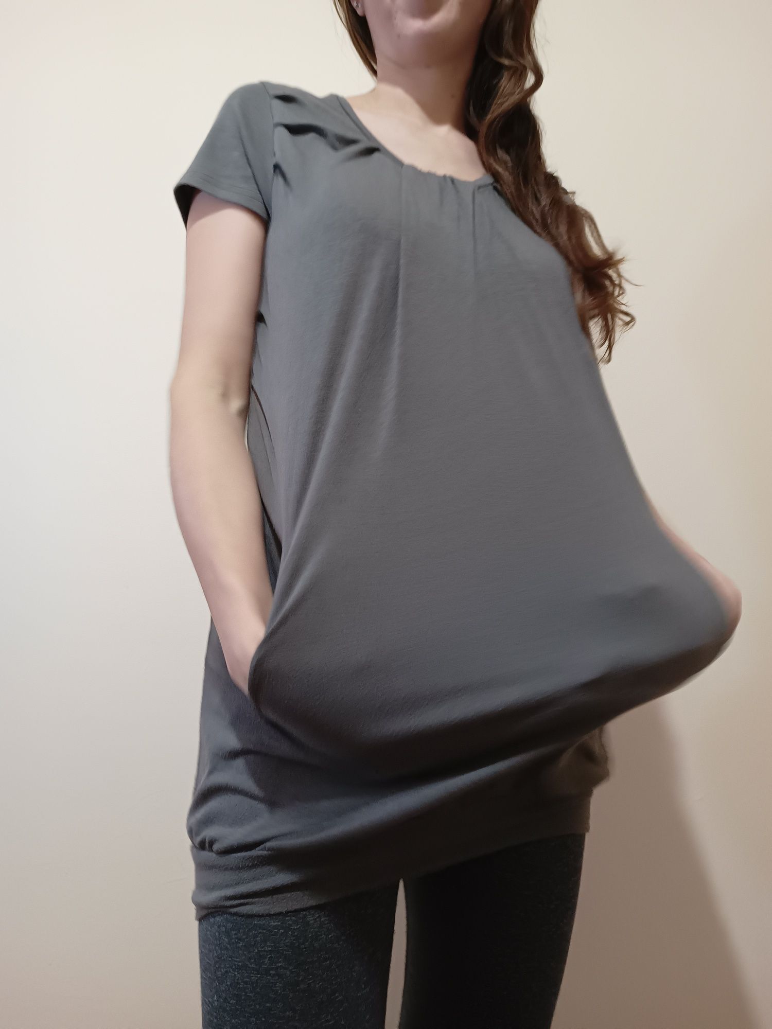 Szara bluzka ciążowa z kieszeniami