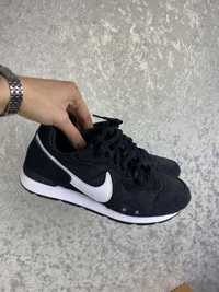 Женские черные кроссовки Nike Venture Runner / 24.5 см