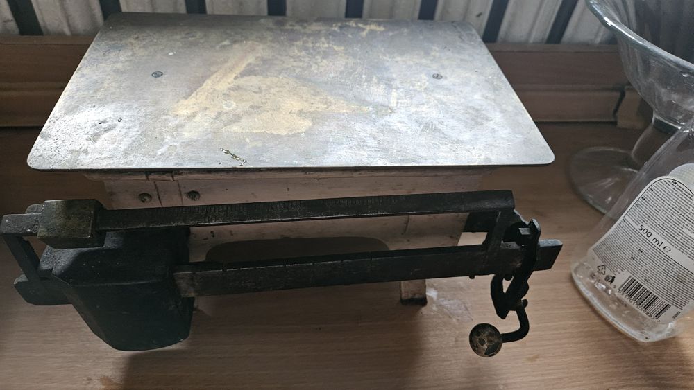 Zabytkowa waga miedz