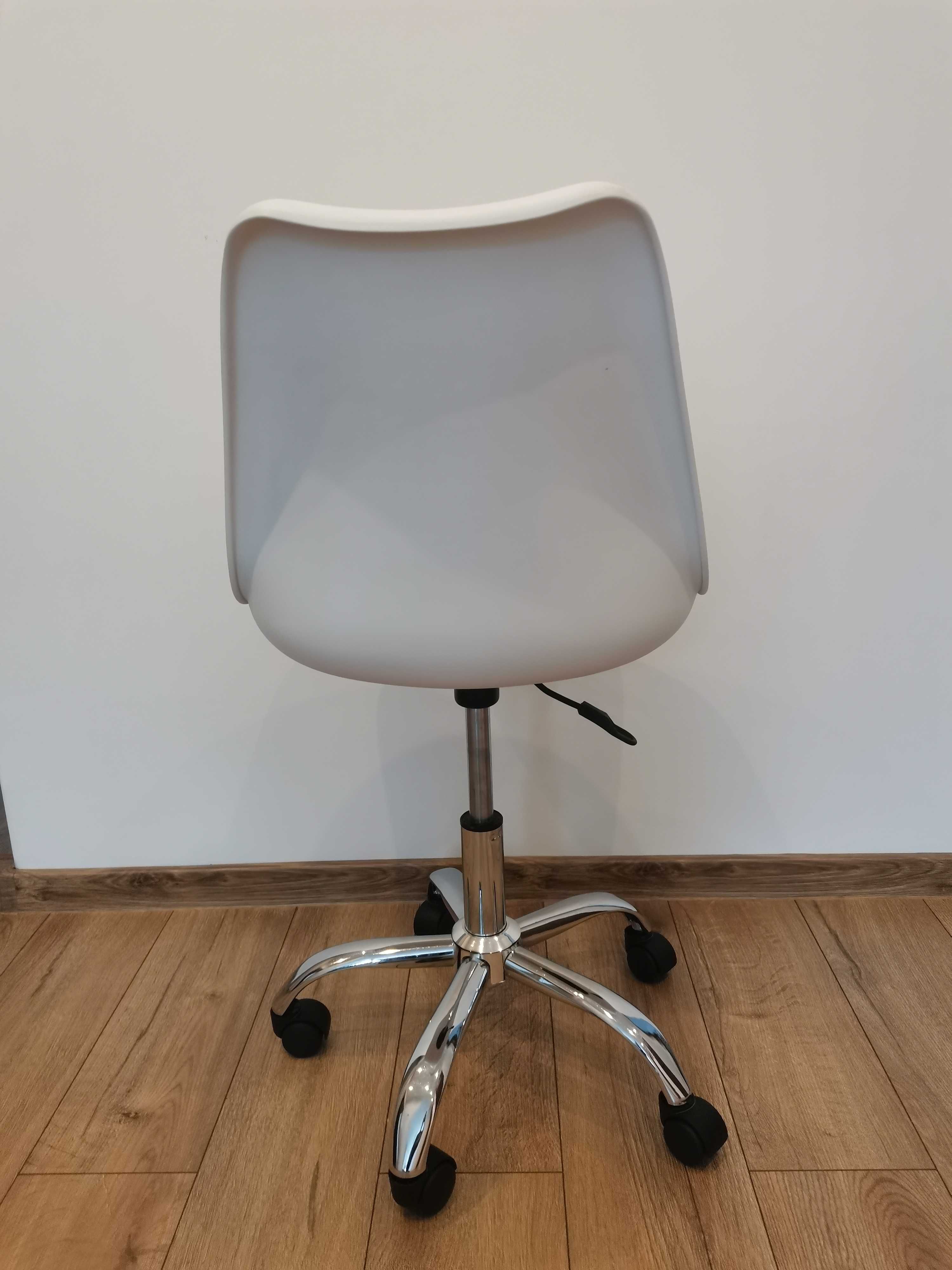 Krzesło obrotowe białe na kółkach