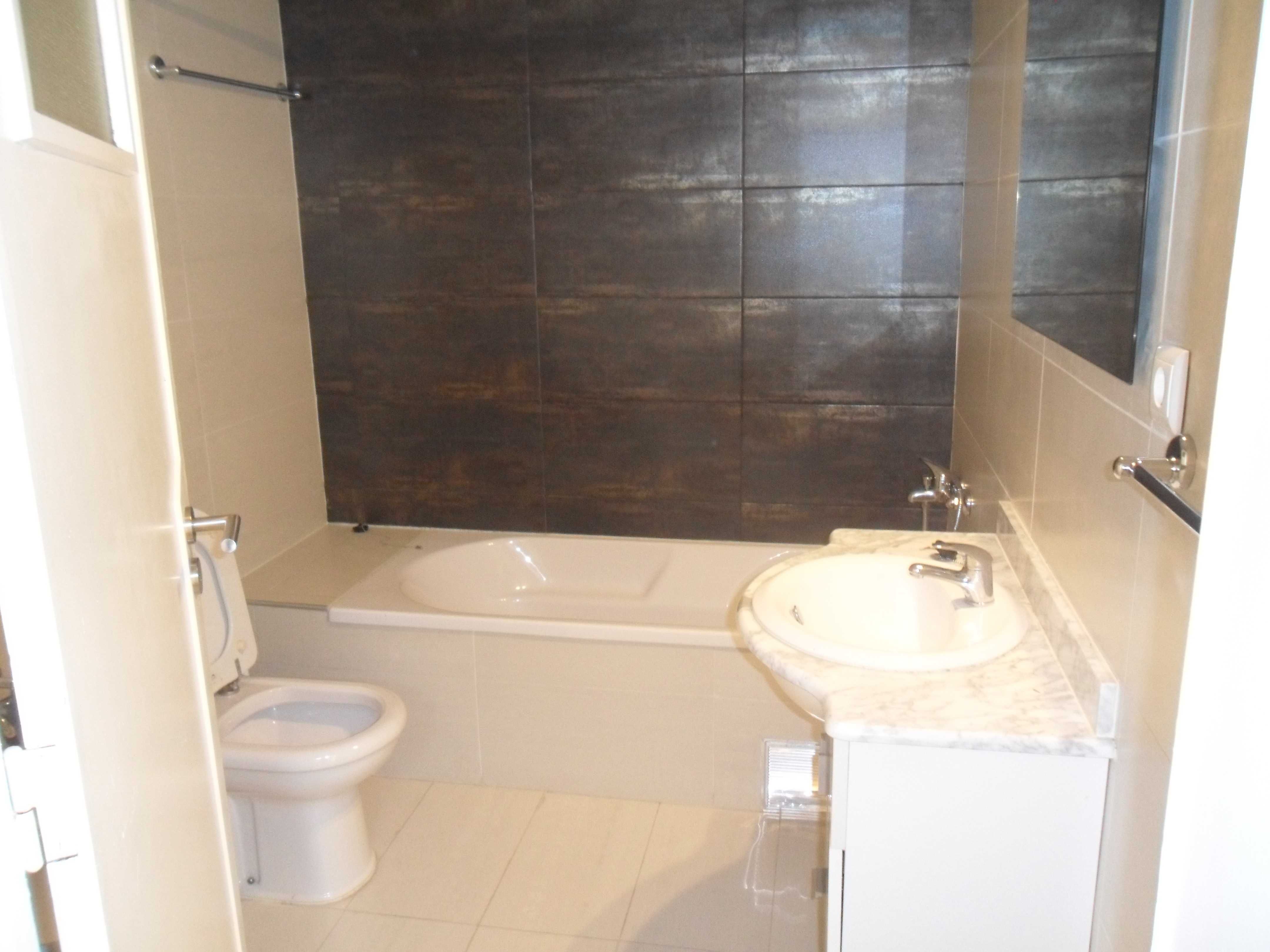Arrenda-se apartamento T4, mobilado no Bairro Norton de Matos