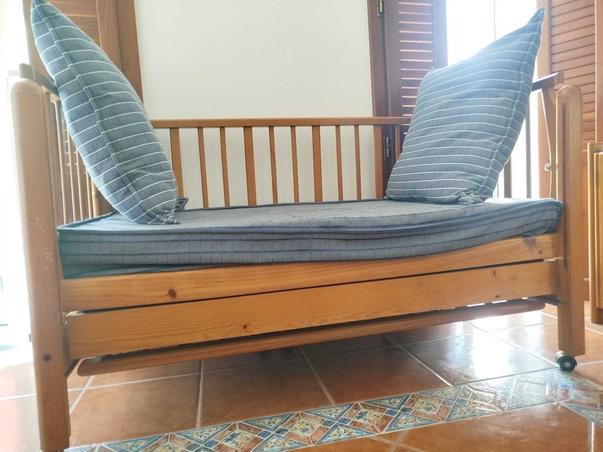 Berço/Cama em madeira com lateral regulável e removível
