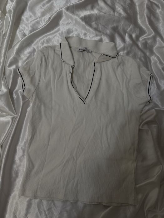 Топ з комірцем поло stradivarius