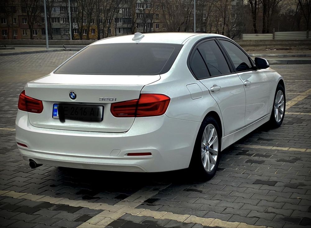 BMW 320i 2018 року