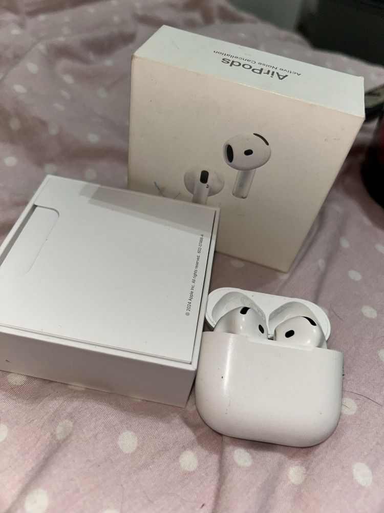 AirPods 4 generacji. Kompatybilne z: iPhone, iPad, Android, MacBook