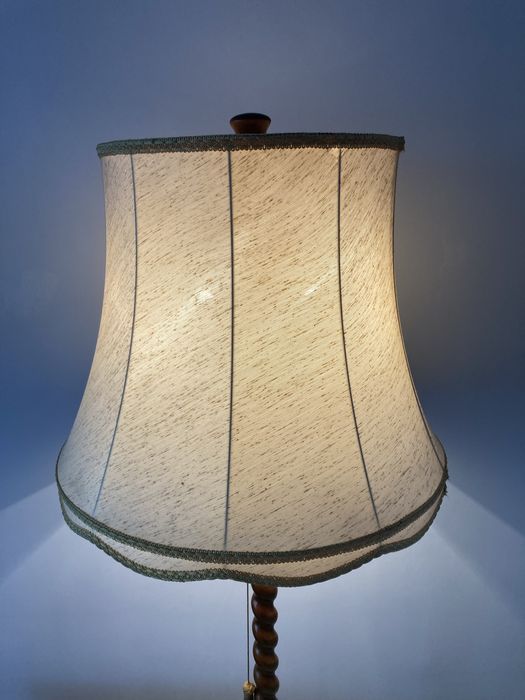 Drewniana lampa podłogowa z abażurem