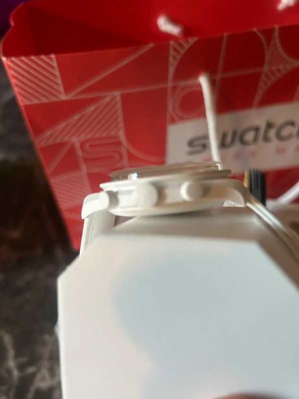 Omega Swatch Snoopy SO33W700 – Limitowana Kolekcja