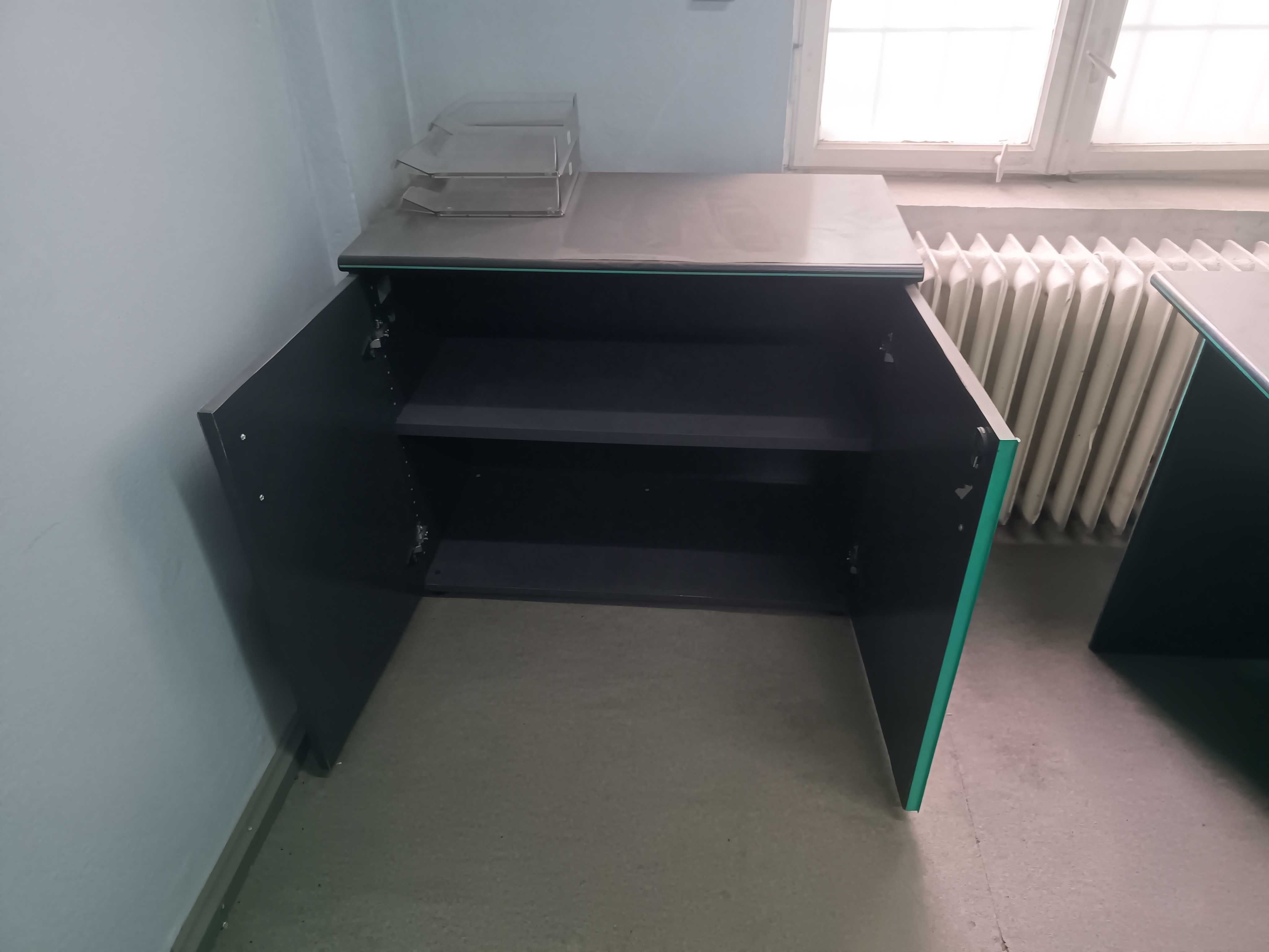 Meble biurowe, używane, kolor ciemnografitowy z zielonymi akcentami.