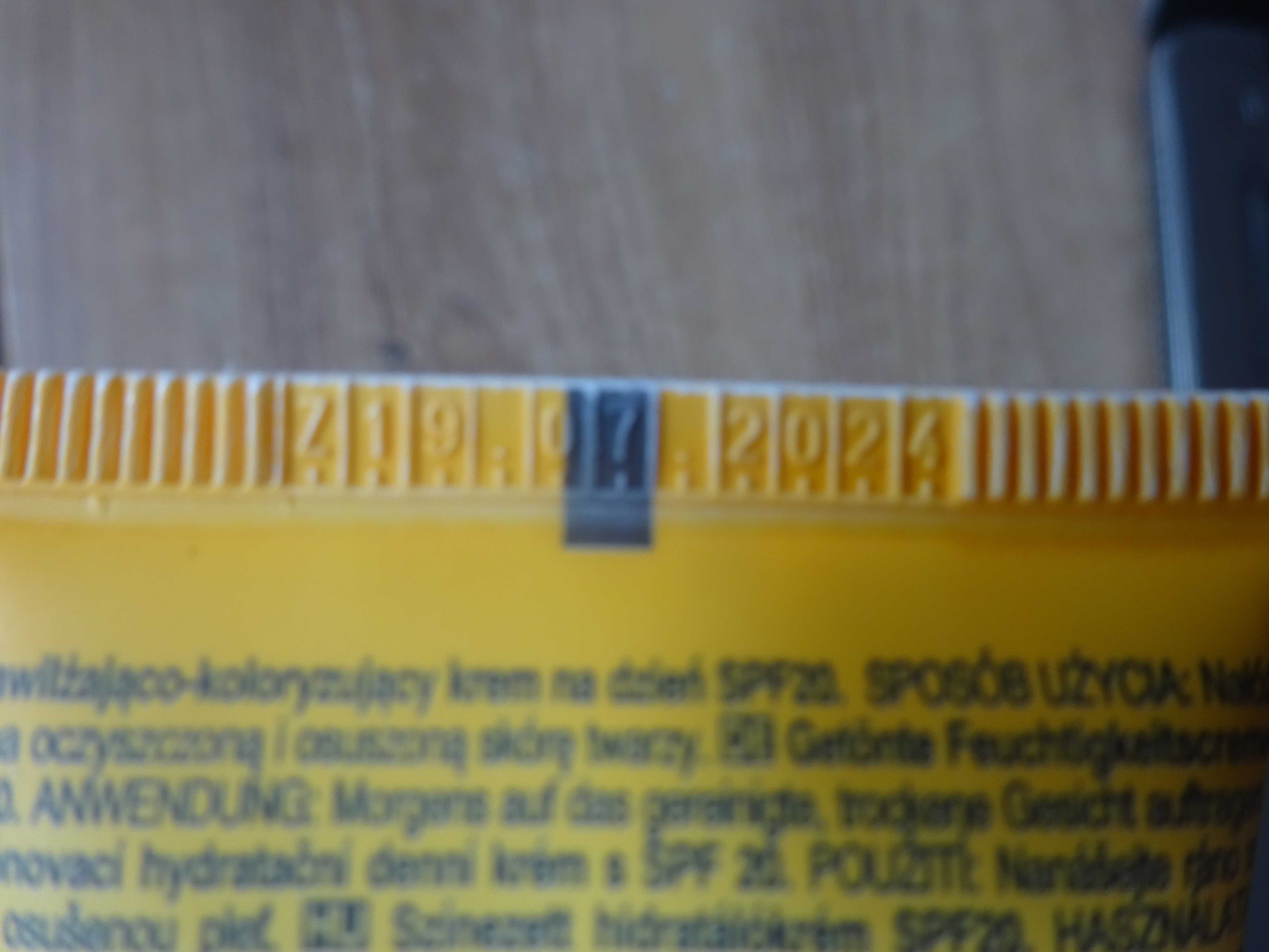 2 sztuki nawilżająco-koloryzujący krem  na dzień avon 50 ml NOWY