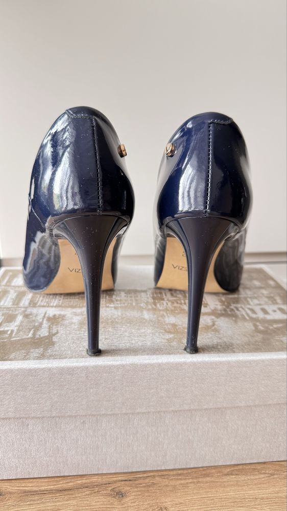 Buty VENZIA czółenka skórzane, lakierowane granatowe, rozmiar 38