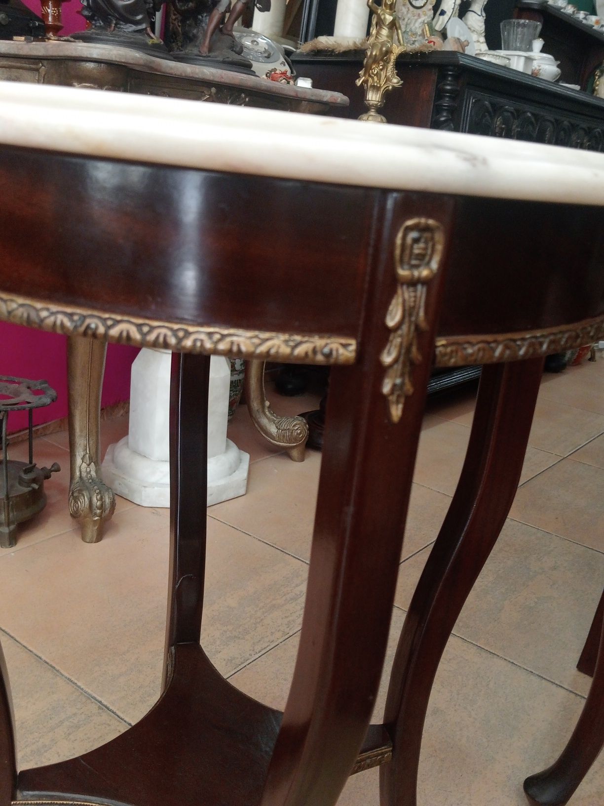 Mesa de apoio com pedra mármore
