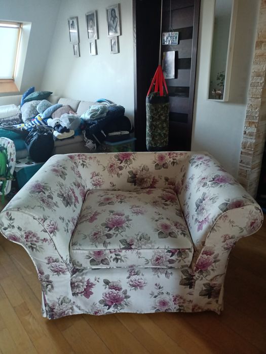 Jasna sofa w róże