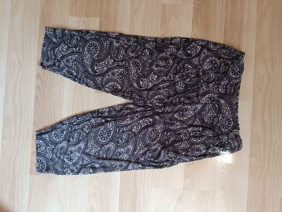 Używane lekkie spodnie za kolano rozmiar uniwersalny