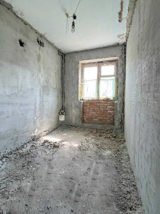 Квартира 2-кімнатна по вул. Сірка під ремонт