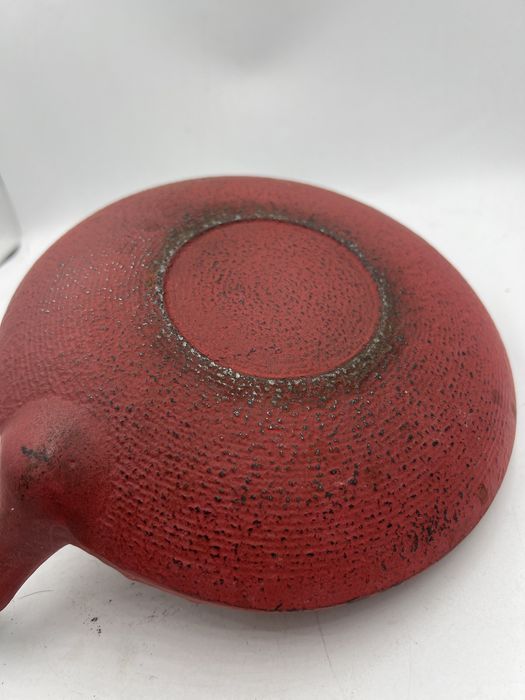 Dzbanek żeliwny czerwony w kropki z podstawką 750 ml B1003