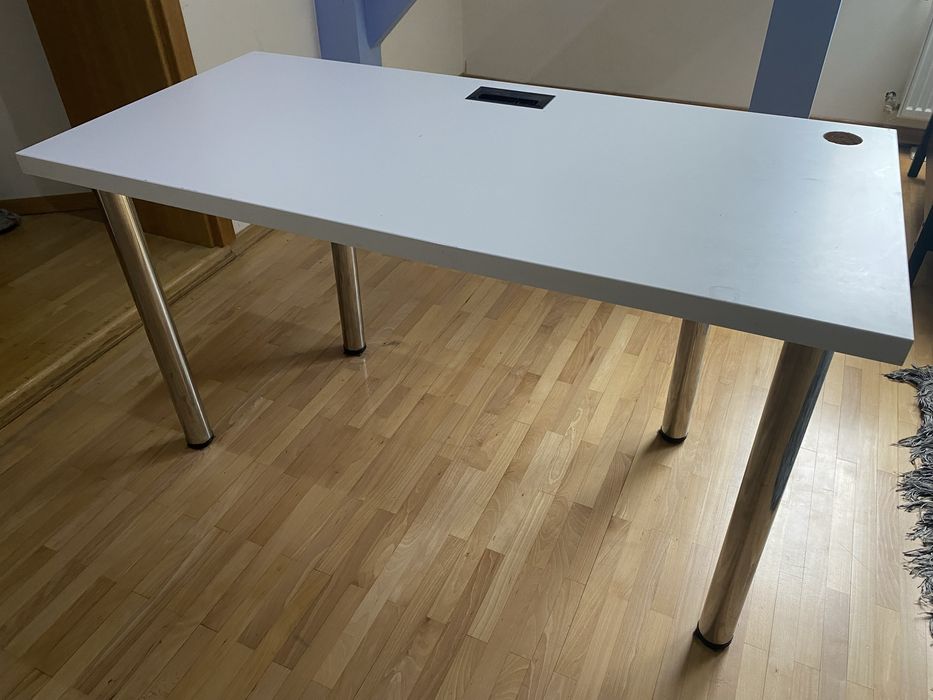 Biurko gamingowe 136x66 cm – z miejscem na LEDy i gniazdko