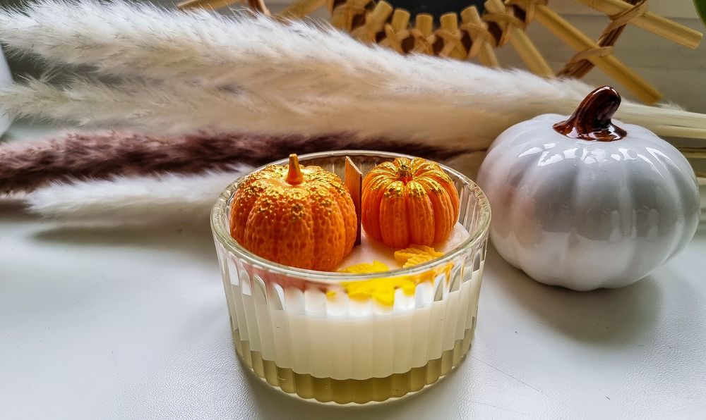 Prosta i estetyczna świeca jesienna z dyniami
