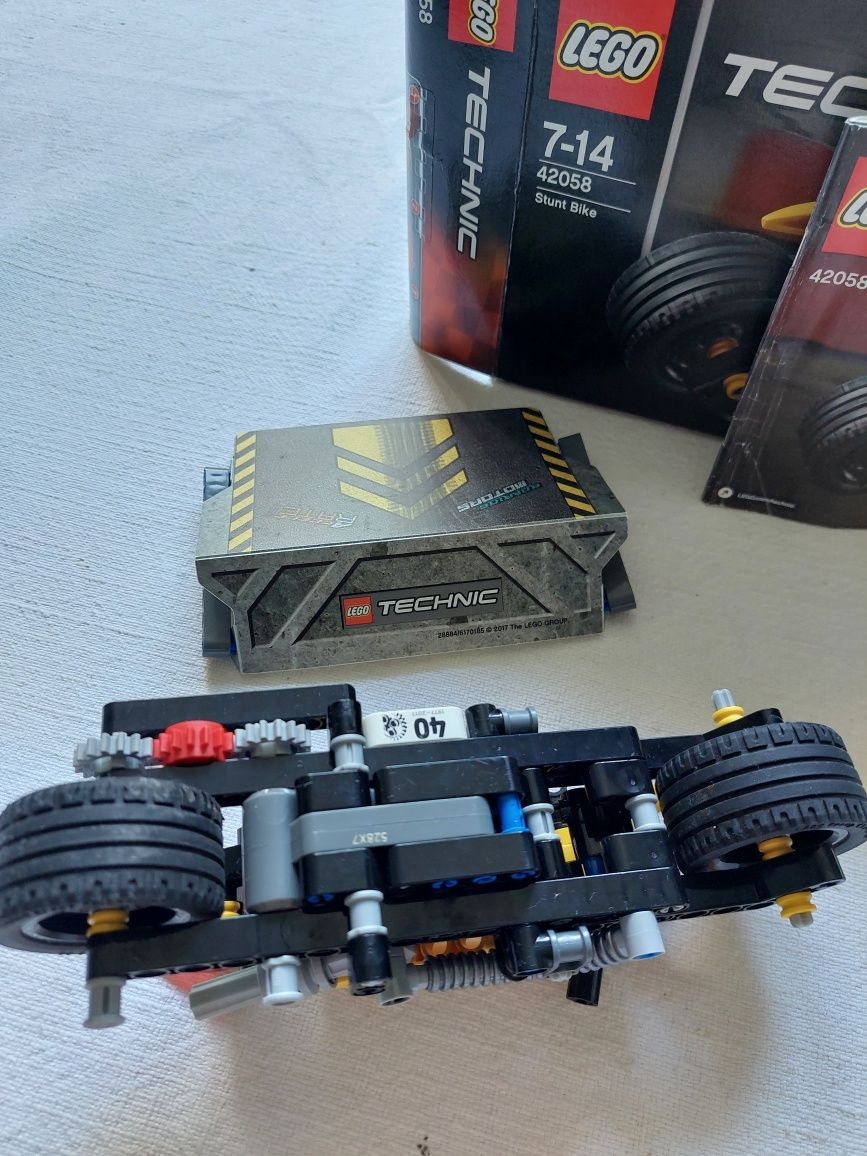 Lego Technic 42058 motocykl kaskaderski  z napędem.