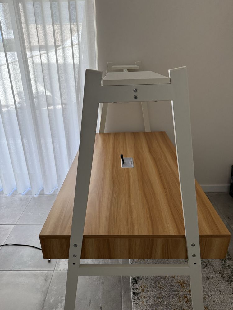 Secretária SKLUM com design moderno – como nova!
