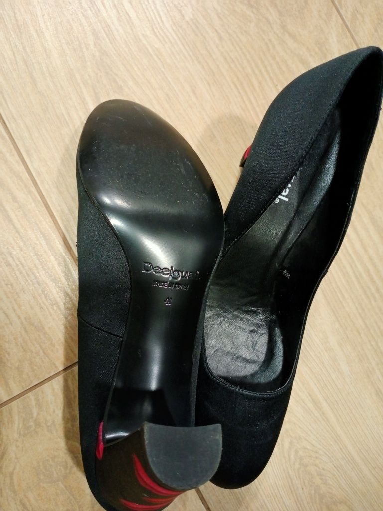 NOWE Czarne buty  z oryginalnym wzorem na obcasach.