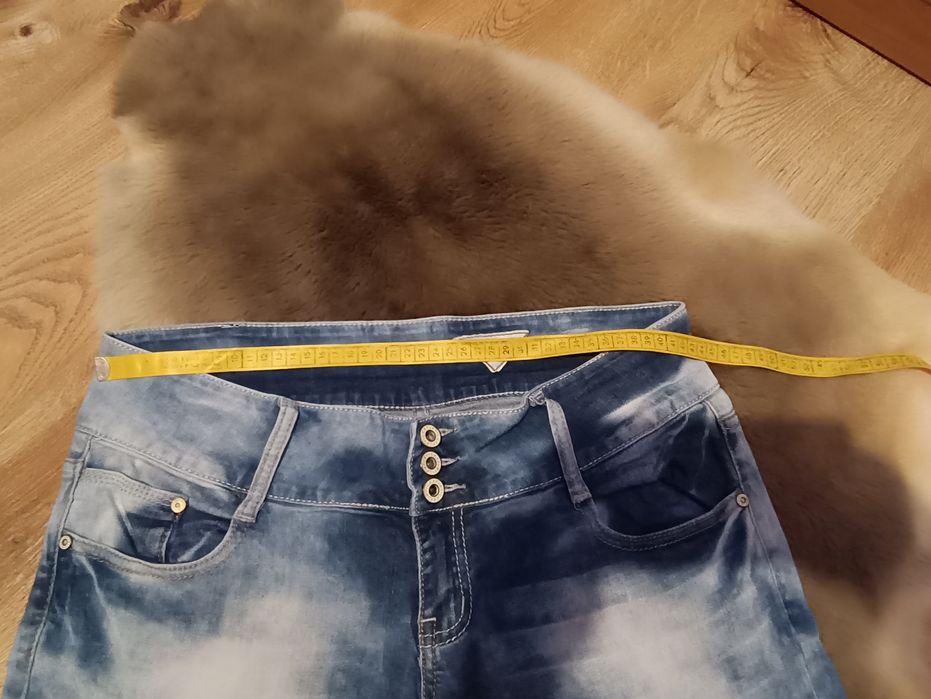 damskie jeansy z efektem sprania (acid wash)