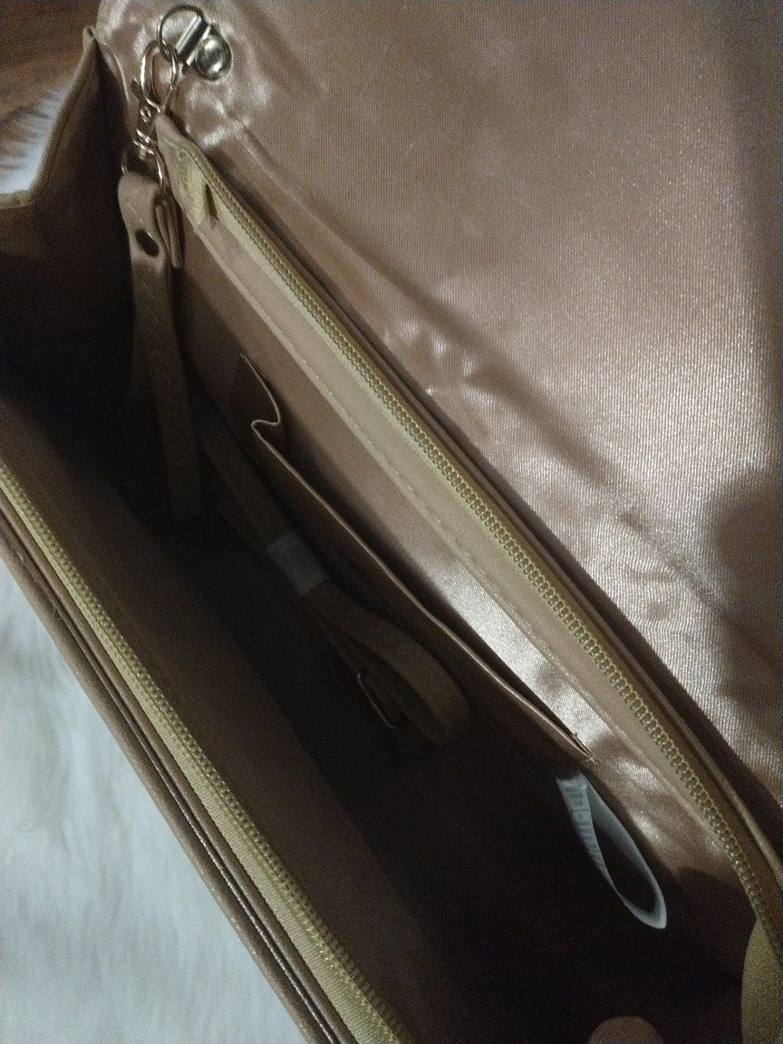 Beżowa kopertówka torebka do ręki i na ramię