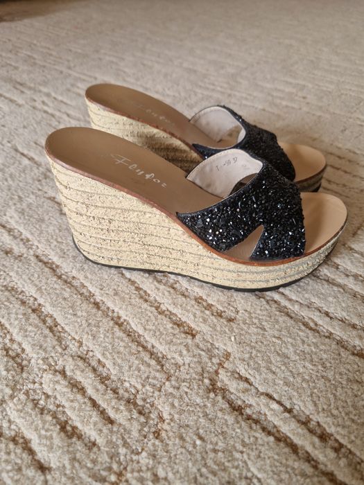 Шльопанці жіночі на платформі