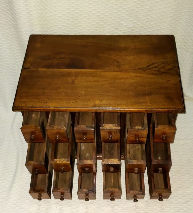 Móvel em Madeira Maciça Estilo Contador de 18 Gavetas