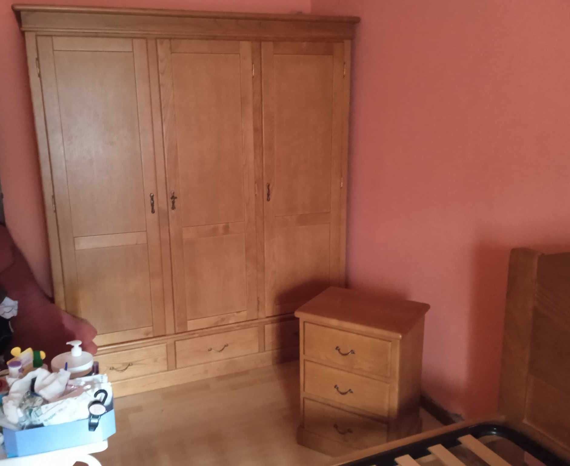 Quarto casal completo com guarda fatos